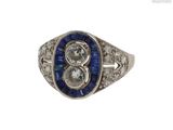 une photo d'une bague sertie d'un diamant et d'un saphir, en or blanc 18 carats