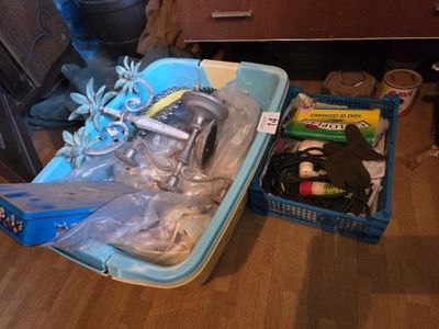 de nombreux objets dans un bac en plastique posé par terre