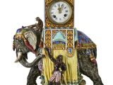 une statue d'éléphant sur le dos de laquelle se trouve une horloge