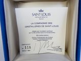 une boîte sur laquelle figure un certificat, elle-même placée dans une autre boîte