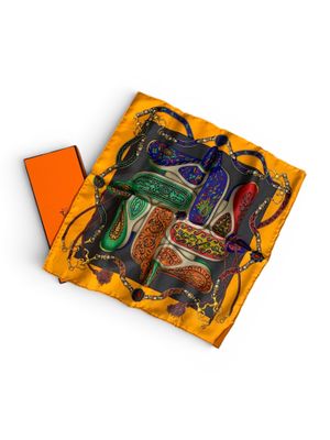 une image représentant un sac jaune contenant une paire de ciseaux et une autre paire de ciseaux