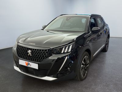 vue de face d'un SUV noir garé dans un showroom