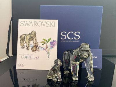 deux figurines d'éléphants et un livre posés sur une table