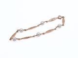 gros plan d'un bracelet avec des perles sur fond blanc