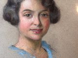 portrait d'une femme en robe bleue sur fond blanc