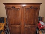une armoire en bois dans un coin du salon