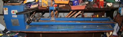 un établi bleu avec des outils dessus, dans un garage