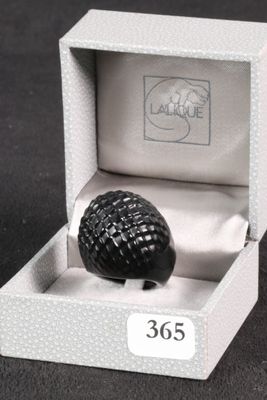 LALIQUE France - Bague dôme en cristal teinté noir moulé faç…