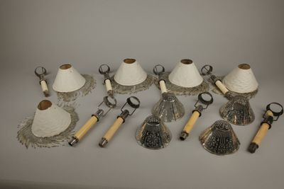 un grand nombre d'objets différents posés sur une table