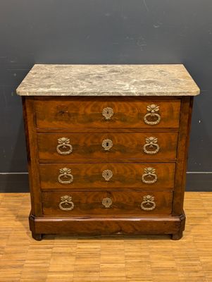 une commode ancienne avec dessus en marbre