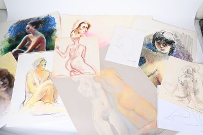 de nombreux dessins sur un plateau de table blanc