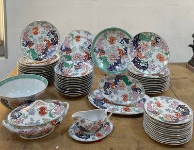 de nombreuses assiettes et tasses posées ensemble sur une table