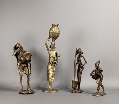 trois figurines en bronze représentant des femmes et un homme portant un pot sur la tête