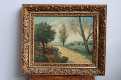 une image représentant un tableau d'une route de campagne avec du bétail au loin
