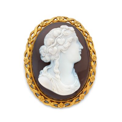 Une broche représente le profil d'une femme.