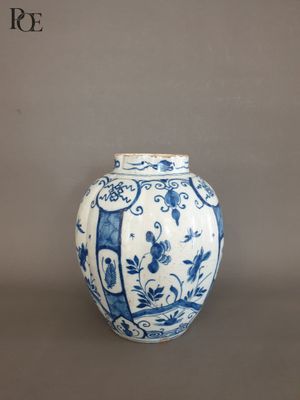 DELFT Vase de forme ovoïde en faïence à paroi légèrement god…