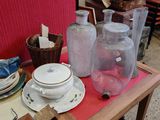 une table sur laquelle sont posées plusieurs bouteilles en verre et des assiettes