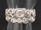 une image montrant un gros plan d'une bague sertie de diamants
