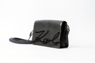 sac en cuir noir sur lequel est inscrit « love » sur fond blanc