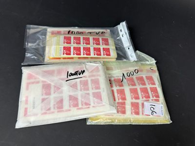 trois sacs de nourriture posés sur une table
