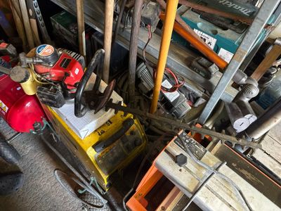 une pile d'outils posés sur le sol