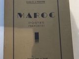 un vieux livre posé sur une table à côté d'une tasse