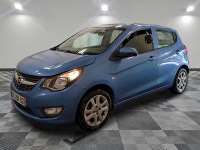 la voiture bleue est garée dans le garage sur le sol en damier