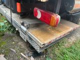 un camion équipé d'un plateau à l'arrière