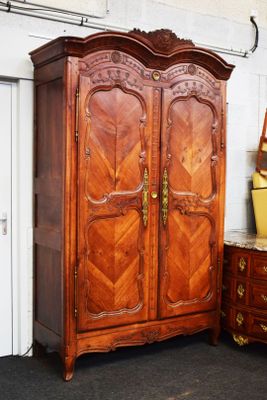 ARMOIRE NORMANDE CHAPEAU DE GENDARME REF CHAMPÊTRE AVEC COLOMBES