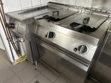 une cuisinière en acier inoxydable à deux feux dans une cuisine
