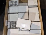 une boîte remplie de boîtes blanches posée sur une table