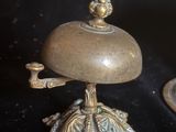 un petit objet en métal surmonté d'un oiseau