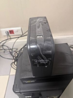 une console de jeux vidéo posée sur une table