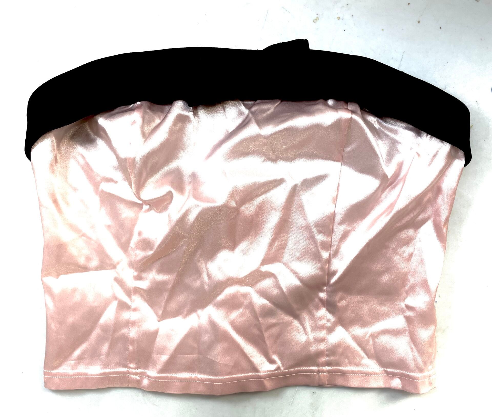 Bustier en satin rose à décor d'une bande en velours sur le haut, centré d'un nœud papillon - Fermeture par crochets ...