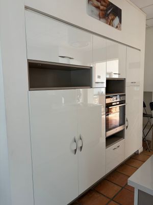 une cuisine équipée d'une cuisinière, d'un four et d'une table
