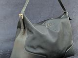 sac à bandoulière en cuir gris avec des finitions dorées et une bandoulière