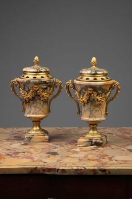 deux vases posés sur une table en marbre