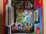 la boîte est ouverte sur une table en bois, à côté d'un jeu Pokémon