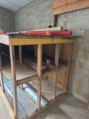 une image d'un établi dans un garage avec des outils dessus