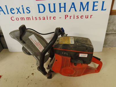 an image of a chainsaw sitting on top of a table next to a sign