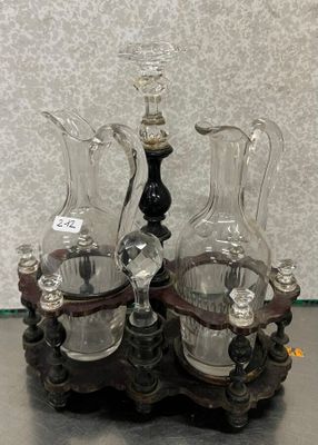 deux vases en verre posés sur une table avec un bougeoir