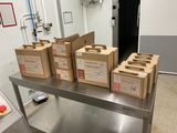 de nombreuses boîtes de nourriture posées sur une table dans la cuisine