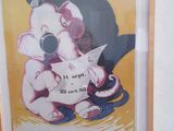 une photo d'une photo représentant une souris tenant un morceau de papier