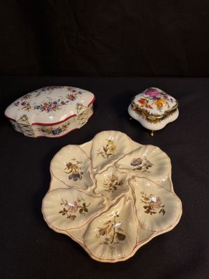deux assiettes et un bol posés sur une table, sur fond noir
