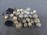 un tas de boutons en argent et en or posés sur une table