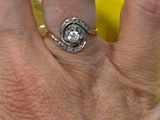 une main de femme portant une bague en diamant