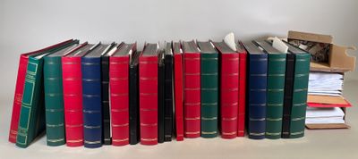 plusieurs livres sont empilés sur une table
