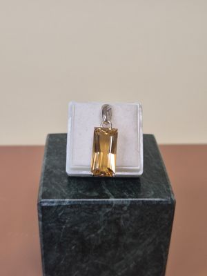 un flacon de parfum posé sur un bloc de marbre