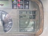 un gros plan sur le tableau de bord d'une voiture sur lequel figure une horloge