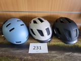 trois casques posés les uns à côté des autres sur une table